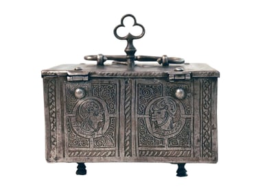 A EUROPEAN LIDDED STEEL BOX WITH KEY, NUREMBERG, GERMANY, C. 16TH CEN.