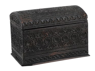 AN INDIAN CARVED WOODEN LIDDED BOX, 19TH CEN.