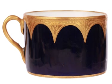 A RUSSIAN KUZNETSOV PORCELAIN FACTORY GILT PORCELAIN TEA CUP, C. 1889 - 1917