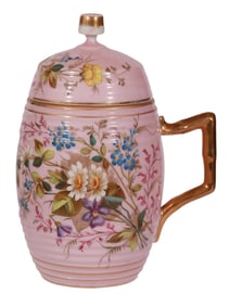 A KUZNETSOV FACTORY HAND-PAINTED AND GILT PORCELAIN LIDDED CUP, 1891 - 1917