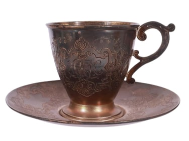 A RUSSIAN PARCEL-GILT SILVER CHOCOLATE CUP AND SAUCER WITH ENGRAVED DECOR, LATE 19TH CEN.
