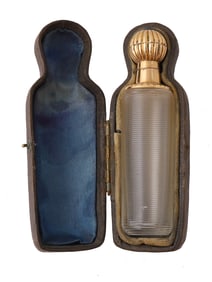 A CASED VICTORIAN GLASS PERFUME BOTTLE WITH A GOLD LID, CA. 1890