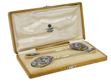 A PAIR OF CASED K. FABERGÉ RUSSIAN PARCEL-GILT SILVER AND CLOISONNÉ ENAMEL SPOONS