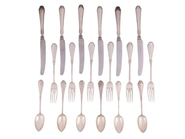 A FABERGÉ, RUSSIAN SILVER EIGHTEEN-PIECE FLATWARE SET, 19TH–EARLY 20TH CENTURY