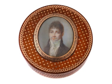 A 19TH CEN. FRENCH GOLD-MOUNTED HORN SNUFF BOX WITH MINIATURE PORTRAIT