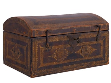 AN INDIAN LACQUERED AND PAINTED WOODEN CASKET, LATE 18TH–EARLY 19TH CENTURY
