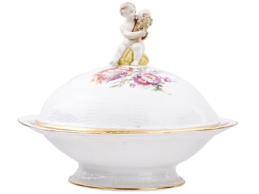 A KPM BERLIN PORCELAIN COVERED DISH - CHERUB AND INSECTS