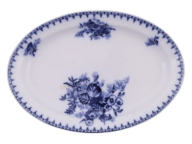 A RUSSIAN PORCELAIN CHARGER, KUZNETSOV FACTORY, 19TH CEN.