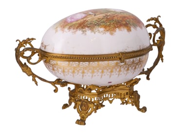 A FRENCH PORCELAIN AND GILT BRONZE-MOUNTED CASKET, LATE 19TH CENTURY