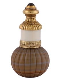 A CARVED AGATE PERFUME BOTTLE WITH A GEMSTONE