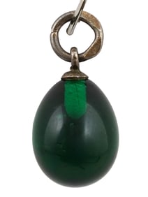 A RUSSIAN MINIATURE SILVER AND GREEN GLASS EASTER EGG PENDANT, 19TH CEN.