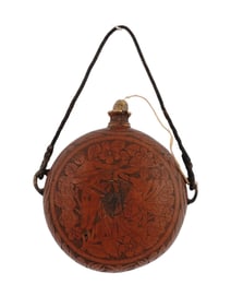 A EUROPEAN FINELY ENGRAVED POWDER HORN/PRIMING FLASK