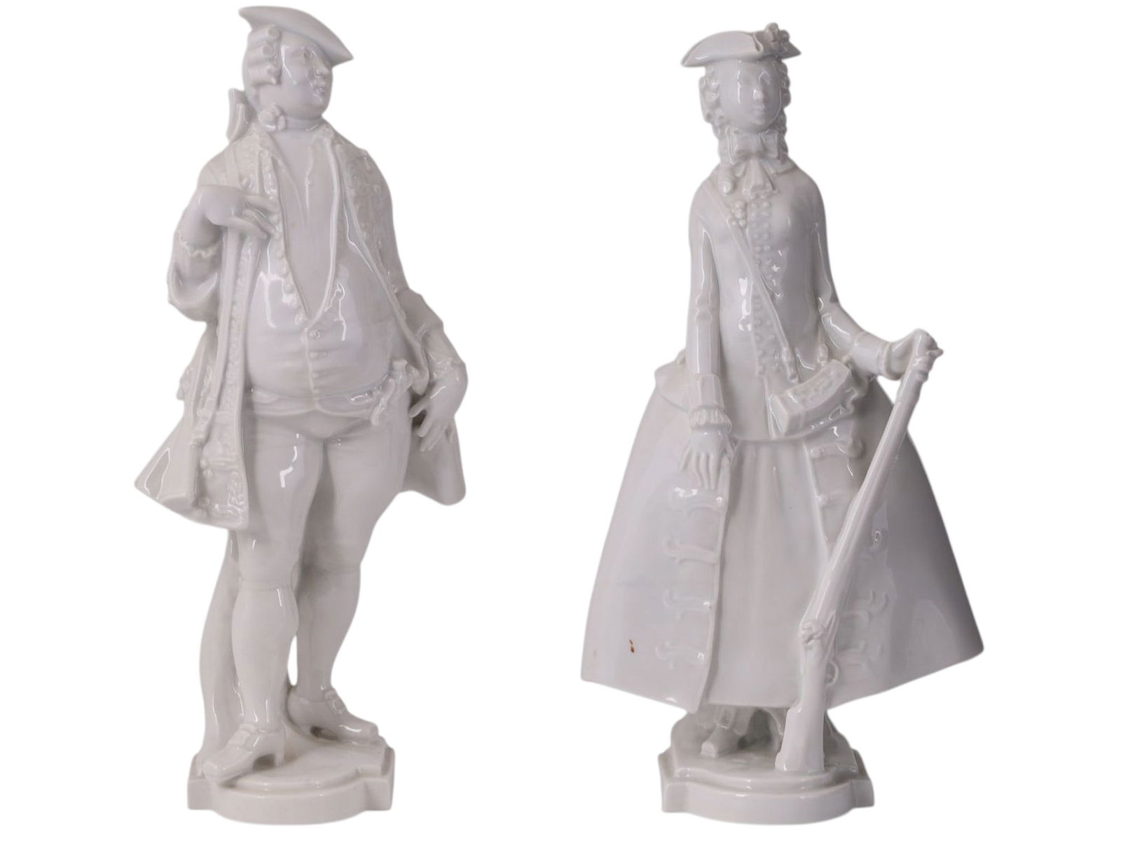 A PAIR OF MEISSEN WHITE PORCELAIN FIGURES OF AN 18TH CENTURY GENTLEMAN AND LADY, MODELED BY PAUL (1 of 7)
