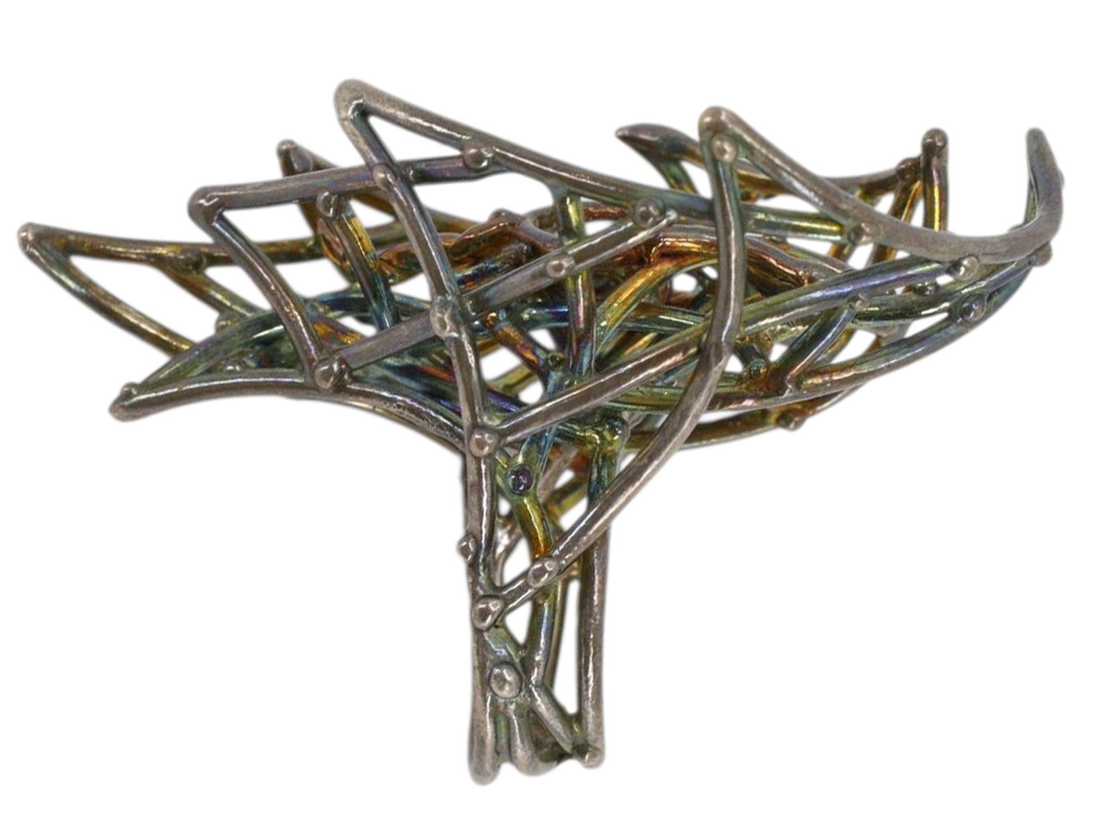 A VAL STERN AVANT-GARDE CONTEMPORARY SILVER RING IN THE FORM OF A BAT: A striking sculptural ring by contemporary jewelry artist Val Stern, executed in hand-forged and fabricated silver with multicolored heat patination. The design, composed of an intricate network of cu
