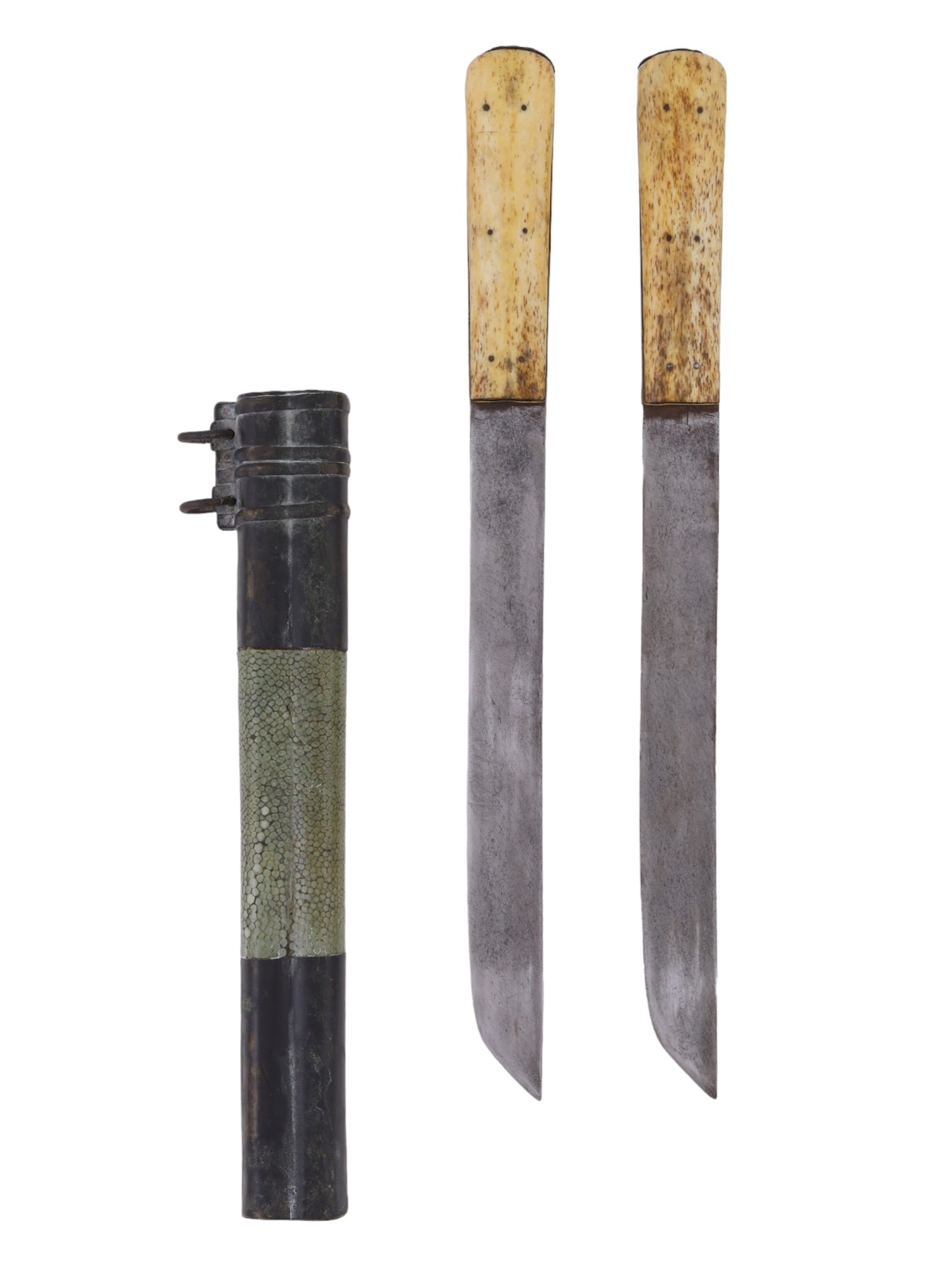 AN UNUSUALLY LARGE CHINESE TROUSSE TRAVELING SET, 18TH CENTURY: This lot consists of two large knives with carved-bone grip scales, single-edged blades, and an elaborate brass scabbard wrapped in green shagreen leather, equipped with two loose suspension rings. Th