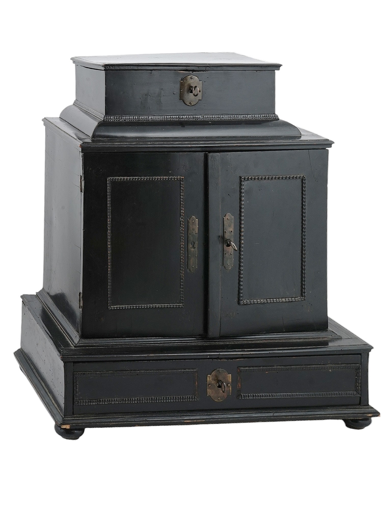 AN EARLY 17TH C. FLEMISH EBONY VENEERED TABLE CABINET, MONETARY CHEST (1 of 7)