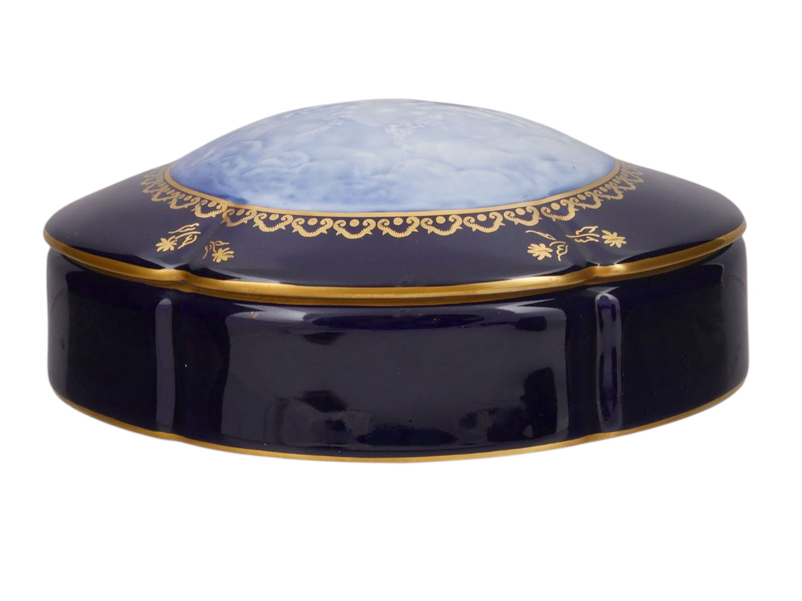 A PATE SUR PATE LIMOGES PORCELAIN LIDDED BOX, FRANCE (1 of 6)