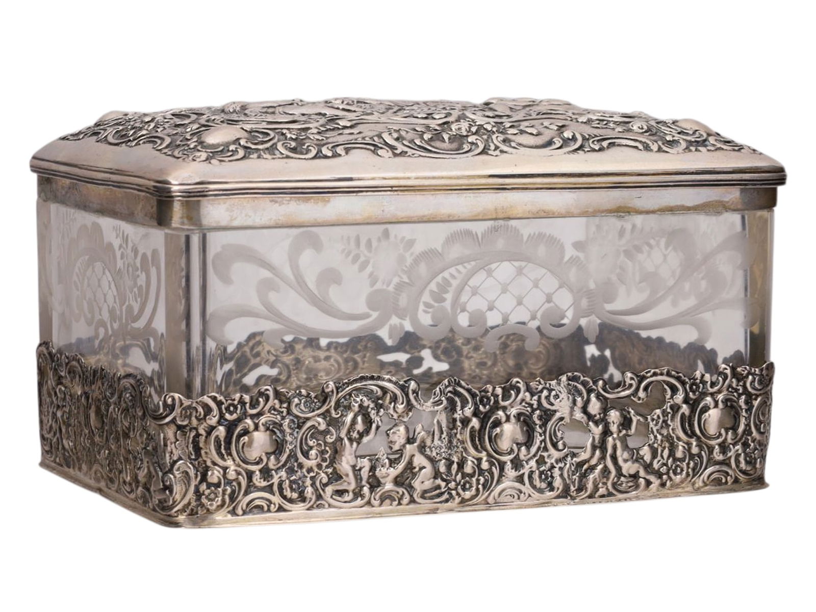 A GERMAN HANAU SILVER MOUNTED ETCHED GLASS LIDDED BOX, C. 1890: An etched glass box mounted with silver fittings produced in the famous silversmithing town of Hanau, Germany by the firm of J.D. Schleissner & Sohne, widely considered to be the most important of the