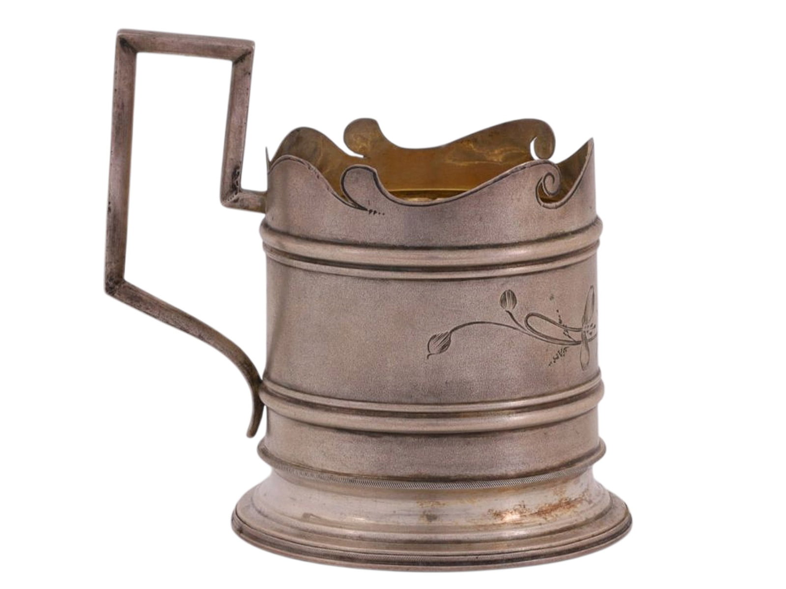 A RUSSIAN ART NOUVEAU SILVER TEAGLASS HOLDER, 19TH - 20TH CC.: A Russian silver podstakannik of cylindrical form, the body with a slightly flared base and a shaped, scroll-pierced upper rim forming a decorative gallery. The surface is finely engraved with stylize