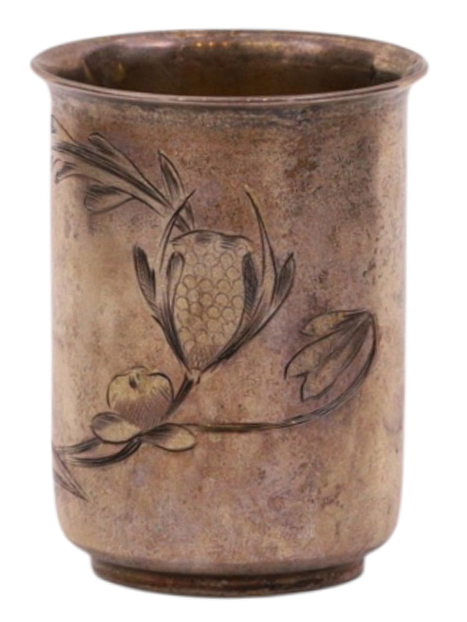 A RUSSIAN SILVER SHOT CUP IN THE ART NOUVEAU STYLE, WORKSHOP OF SERGEI FROLOV, MOSCOW, LATE 19TH: Russian silver shot cup, Moscow, late 19th to early 20th century, by Sergei Frolov. Of cylindrical form, the body is engraved with an asymmetrical floral composition featuring thistle motifs forming a