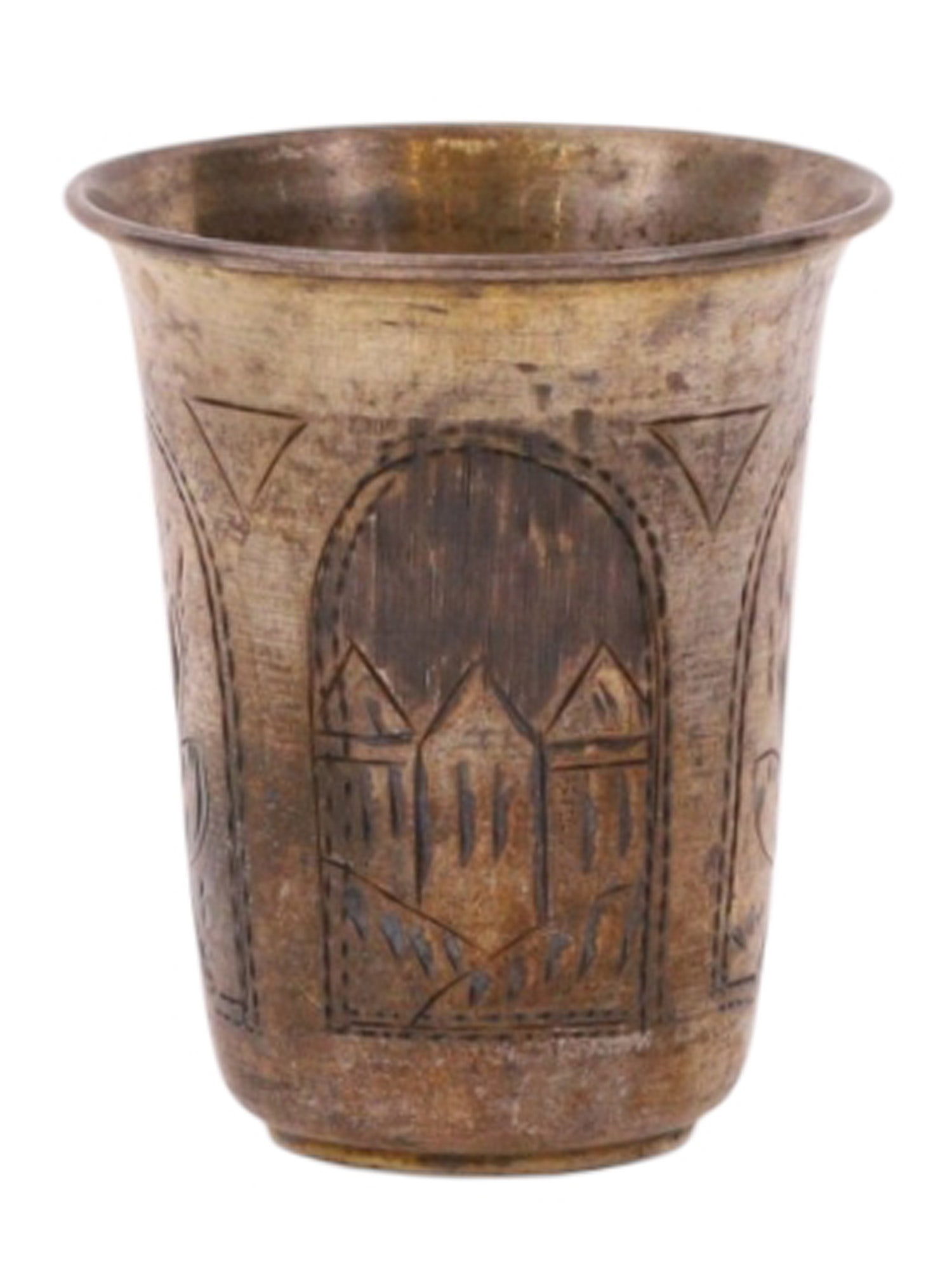 RUSSIAN SILVER SHOT CUP WITH CITY VIEWS IN CARTOUCHES, PRIVATE WORKSHOP, MOSCOW, 1895: Of cylindrical form, the body engraved with a series of cartouches depicting stylized views of fortified city walls, arranged to form a continuous decorative medallion. The composition reflects a late