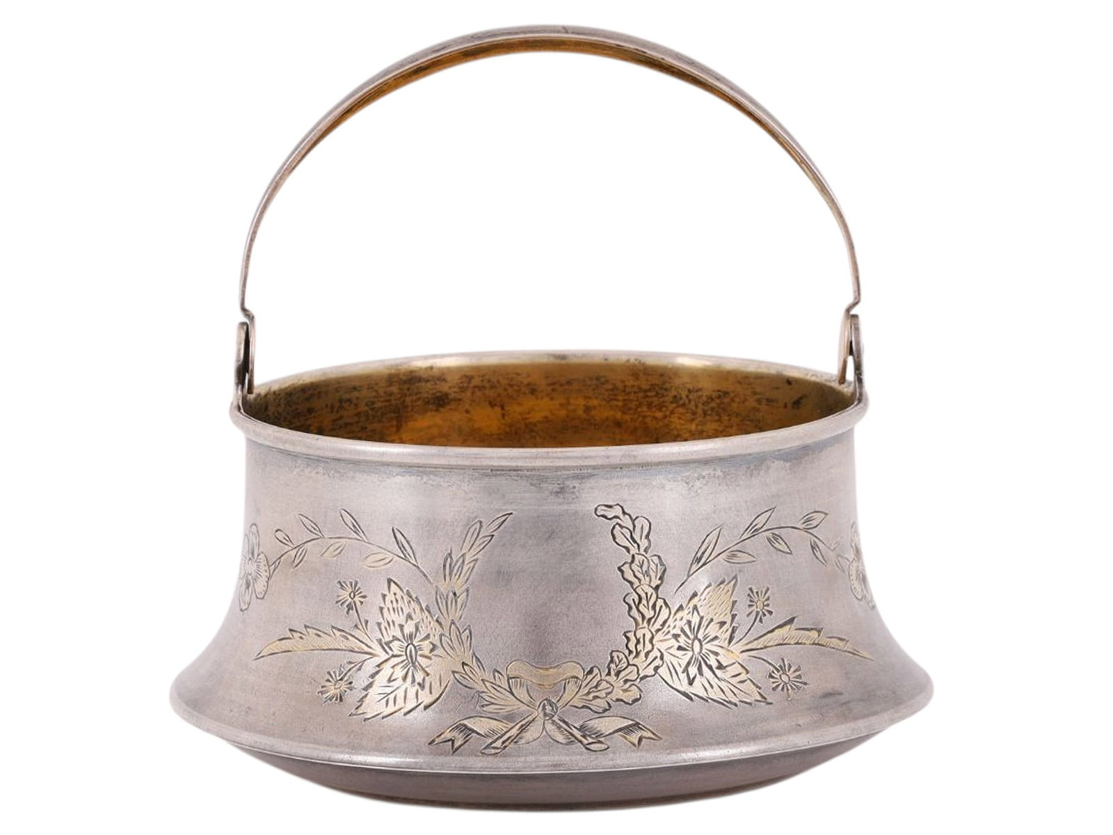 A RUSSIAN PARCEL-GILT SILVER SUGAR BOWL WITH HANDLE AND FOLIATE DECORATION: A Russian silver sugar bowl from the early Soviet era, engraved with floral decoration to the front, the inside with a parcel-gilt finish.Hallmarks: 875 silver proof with kokoshnik, Soviet star with '