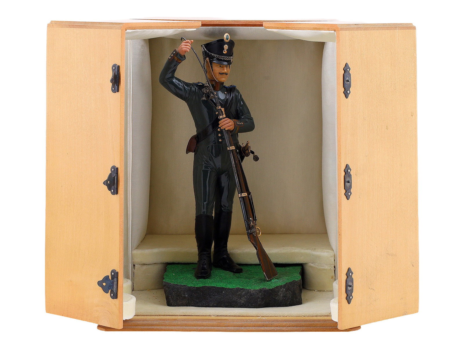 A CASED GOLD-MOUNTED CARVED HARDSTONE FIGURE OF A RUSSIAN INFANTRY SOLDIER (1 of 17)