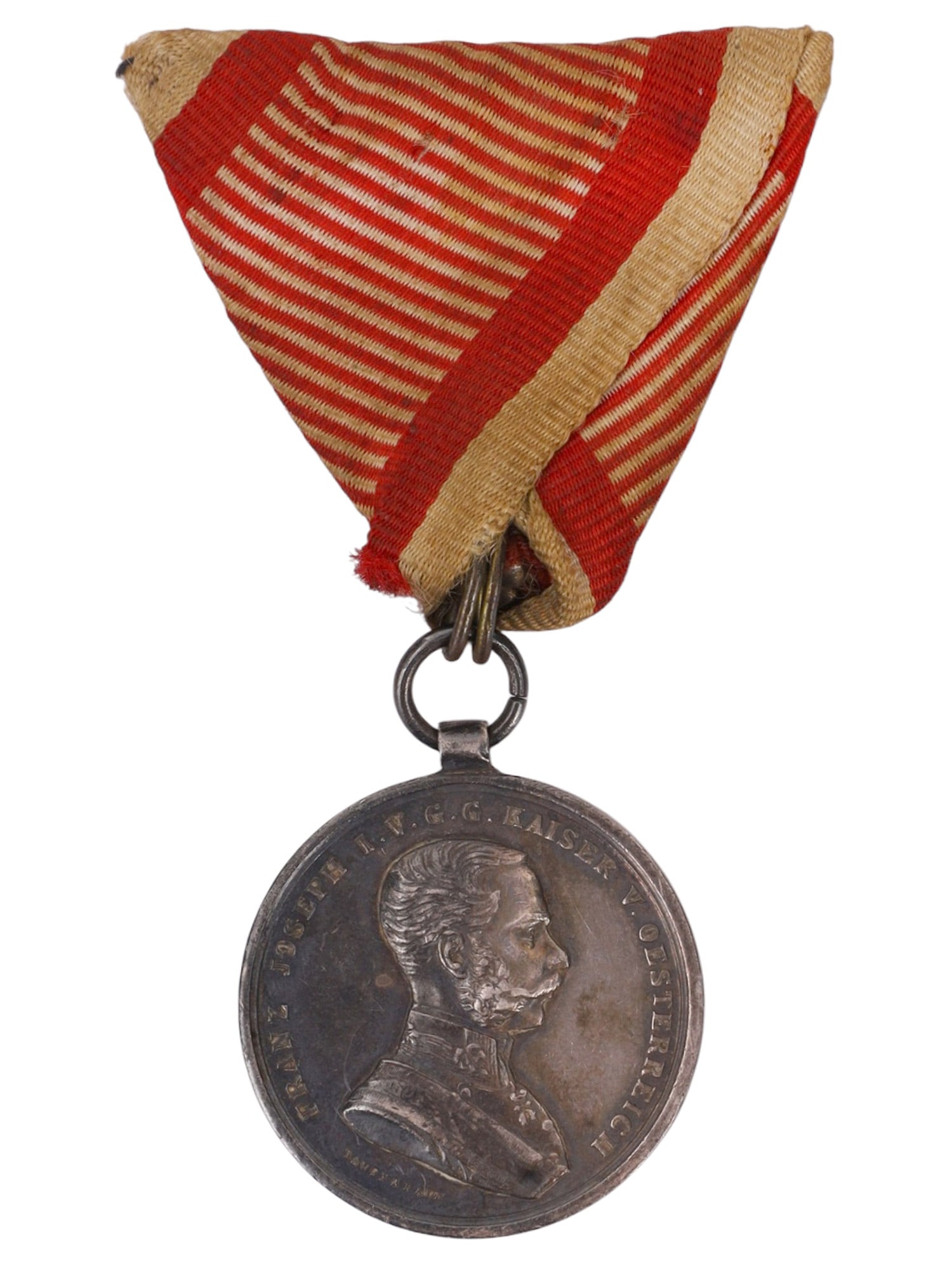 AN AUSTRO-HUNGARIAN SILVER MEDAL FOR BRAVERY 2ND CLASS, C. 1866 - 1917: An Austro-Hungarian Imperial 'tapferkeitsmedaille' (medal for bravery) in silver, 2nd class, of the style used between 1866 and 1917. The obverse shows Emperor Franz Joseph I surrounded by text which 