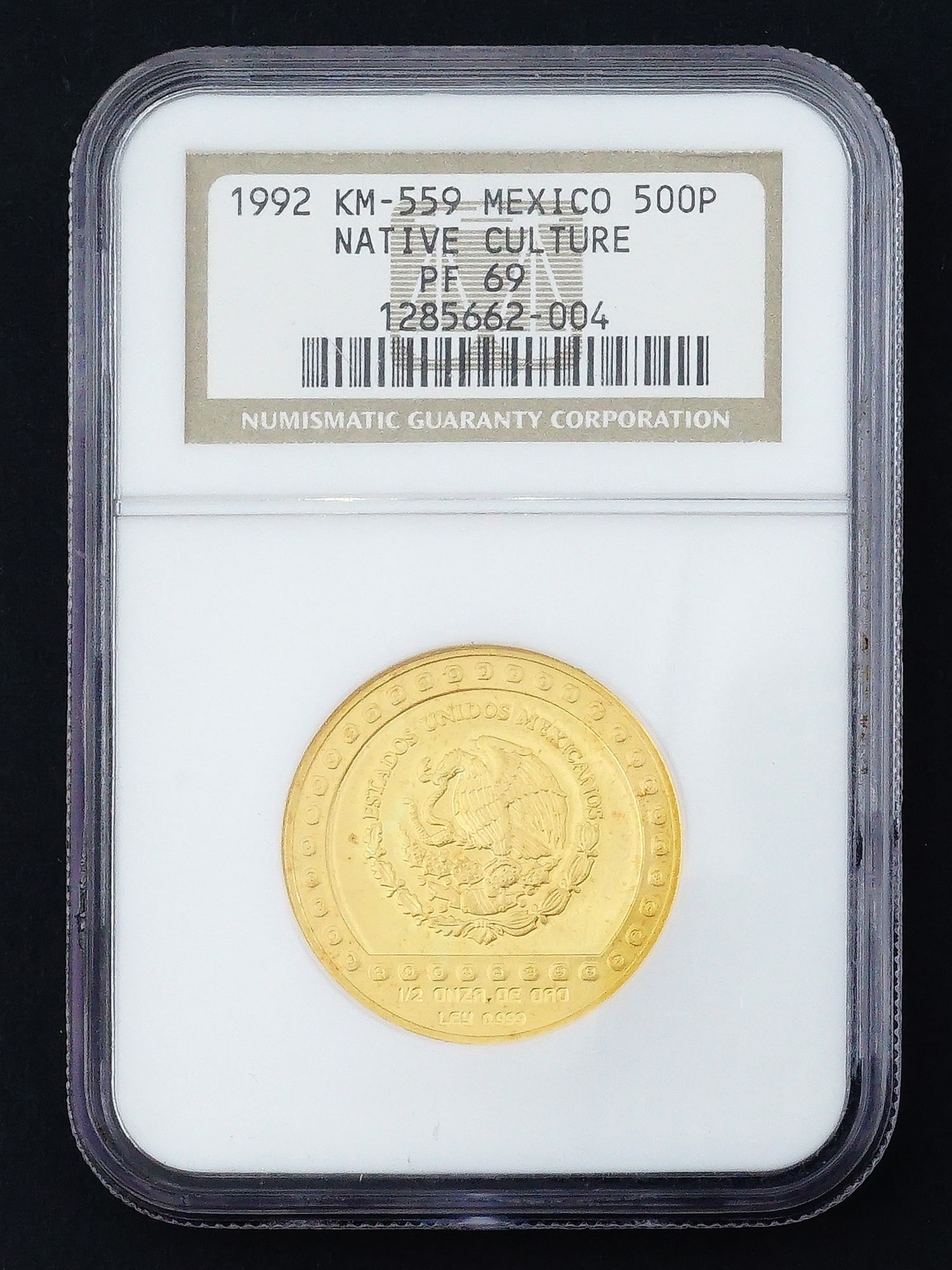 1992MO MEXICO NATIVE CULTURE - JAGUAR G500P COIN: A 1992 Mexico gold Native Culture 500 pesos coin, with jaquar head on the verso.Estados Unidos Mexicanos, 20th century.Weight: 1/2 oz. Dimensions: Approx. 29 mm Please make all inquiries before biddin