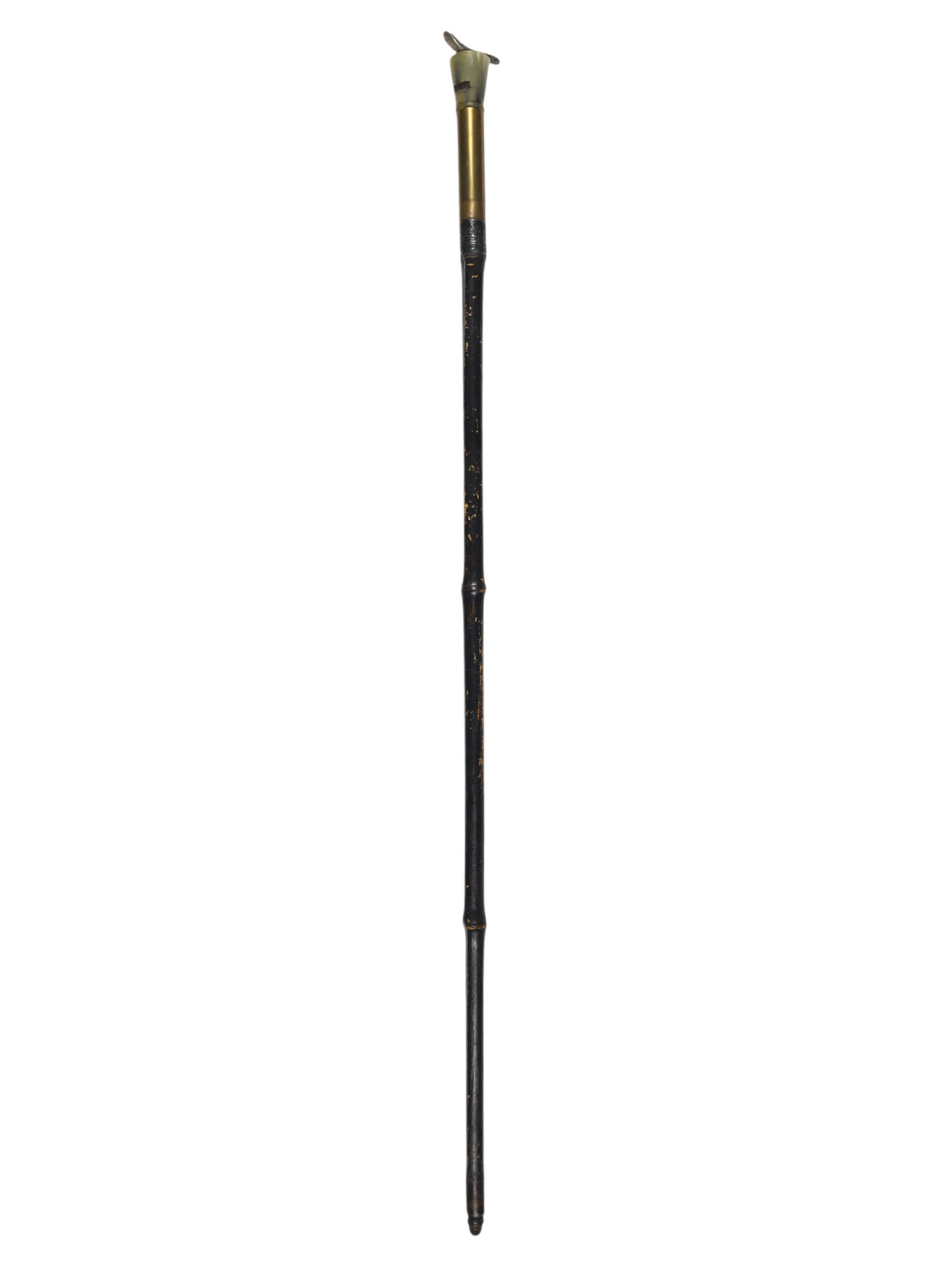 A CONTINENTAL EUROPEAN BRASS-MOUNTED HORN-HANDLED FIRING CANE, LATE 19TH CENTURY: The walking cane incorporates a concealed single-shot firearm mechanism, fitted with a tapered horn handle mounted to a brass sleeve and a black-painted bamboo-form shaft. The handle unscrews to revea