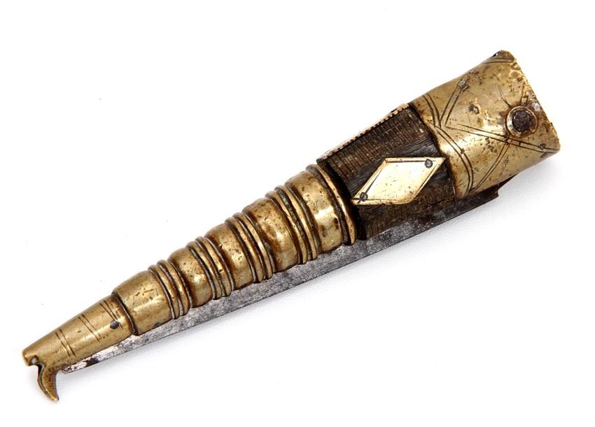 EARLY 17TH/18TH C. ITALIAN NAVAJA FOLDING KNIFE: Early example in horn and brass mounts with a very distinctive shape of the grip terminating in the Italian boot pommel. Fare condition with patina and some pitting to the blade, 17th or 18th century.