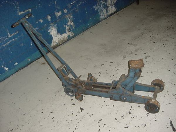 283: ANTIQUE WALKER ROLL-A-CAP HYDRAULIC FLOOR JACK - Dec 10, 2005