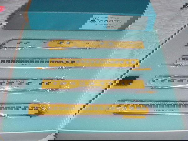 AHM Union Pacific #431 M-10000 3 passenger car + ma: AHM Union Pacific #431 M-10000 3 passenger car + mail car