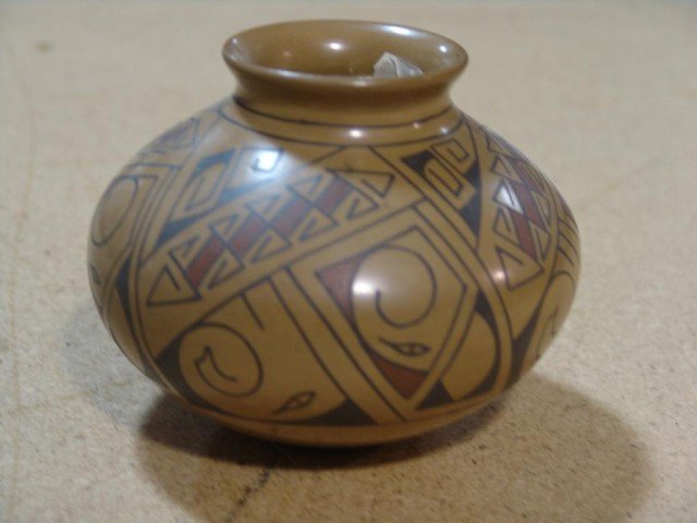 Mata Ortiz Pot - Manuel Lopez: Very fine handmade Mata Ortiz pot by Manuel Lopez. Size: 5" x 4" Circa: