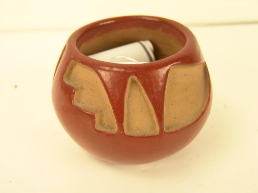 Santa Clara Pottery - Flora Naranjo: Deep carved mid 1900s Santa Clara redware pottery jar by Flora Naranjo. Very good condition, includes biography info. Circa: Mid 1900s Size: 4-3/4" x 3-1/2"