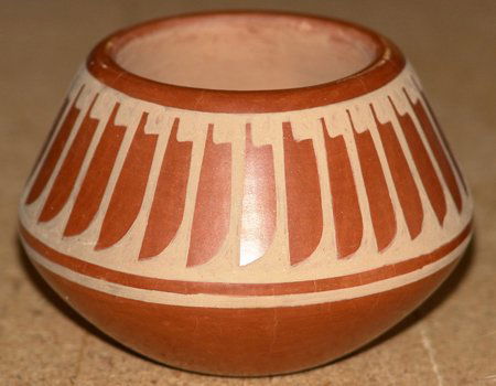 SAn Ildefonso Pot - Blue Corn: San Ildefonso feather pot by Blue Corn. Very good condition. Size: 3-1/2" x 2-1/2"