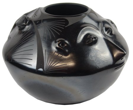 Mata Ortiz Pottery Jar - Jesus Quezada: Late 1900s, Beautiful black-on-black effigy pot with a protruding lizard and human face. Very good condition. 8" x 11"