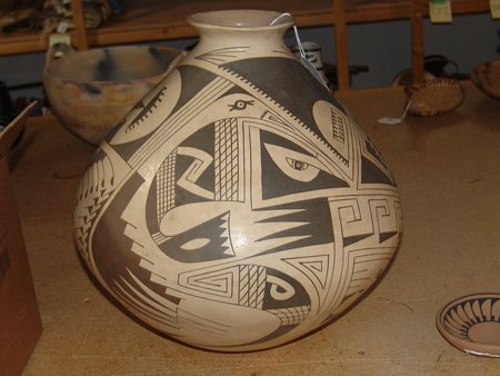 Mata Ortiz Pottery - Felix Ortiz R.: An extra large Mata Ortiz pottery water jar by Felix Ortiz R. Very good condition. 15" x 15"