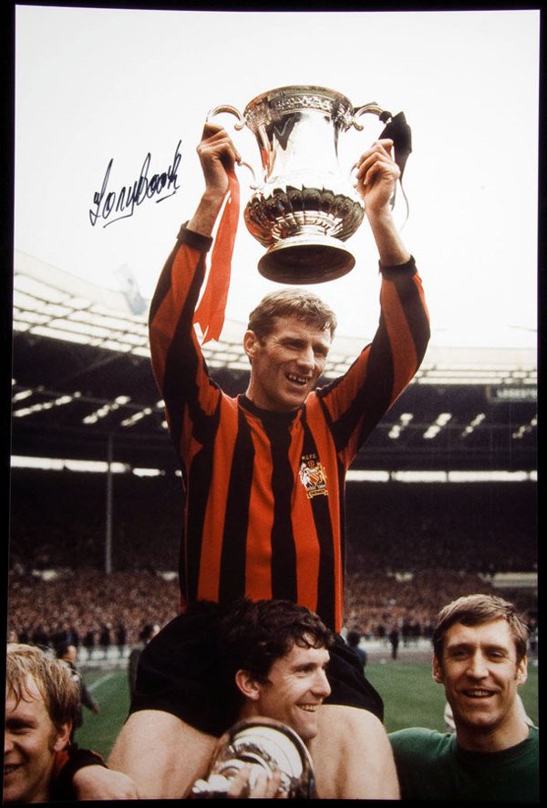 A collection of 200 signed 12 by 8in. photographs,