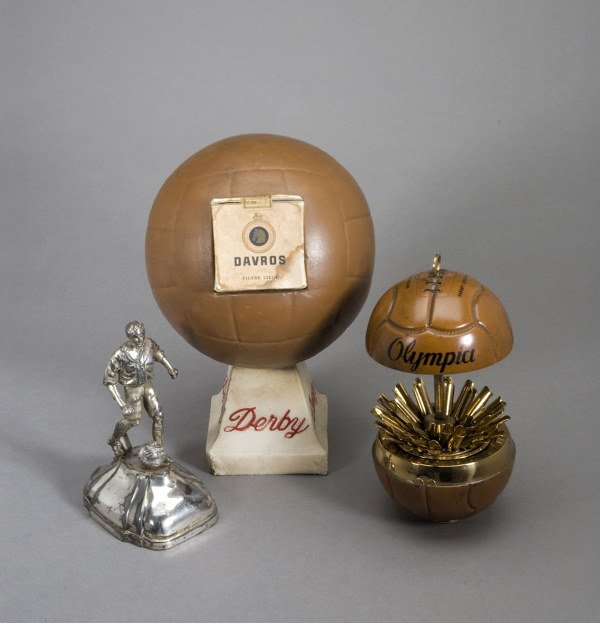 Football-themed smoking memorabilia, i) an unusual
