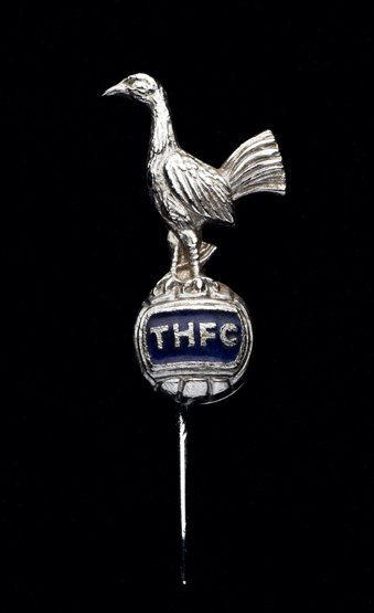 A Tottenham Hotspur cockerel pin badge relating to the (1 of 1)