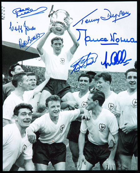 A signed photograph of the Tottenham Hotspur 1960-61 (1 of 1)