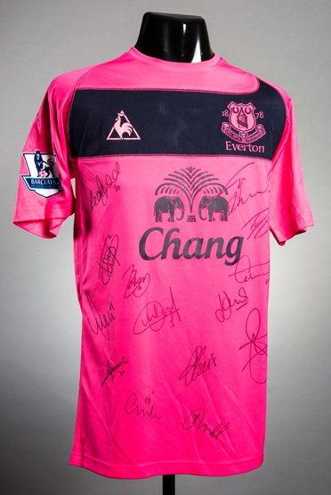 A Team Signed Louis Saha Pink Everton No 8 Away Jersey Apr 25 2016 Graham Budd Auctions Ltd In United Kingdom