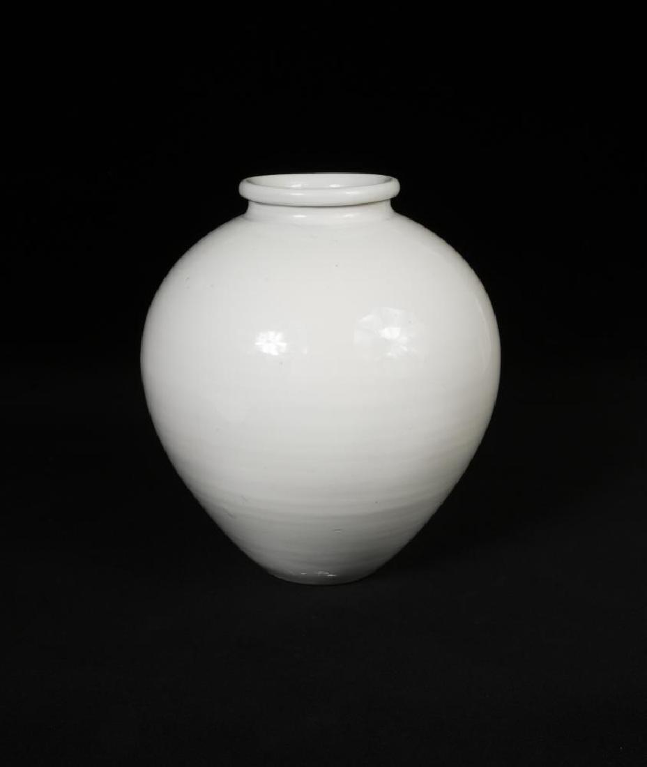 A Tang dynasty style white glazed jar, (1 of 1)