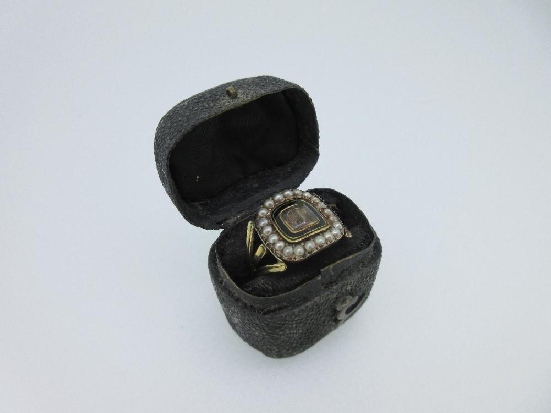 A Georgian mourning ring in contemporary ring box, (1 of 6)