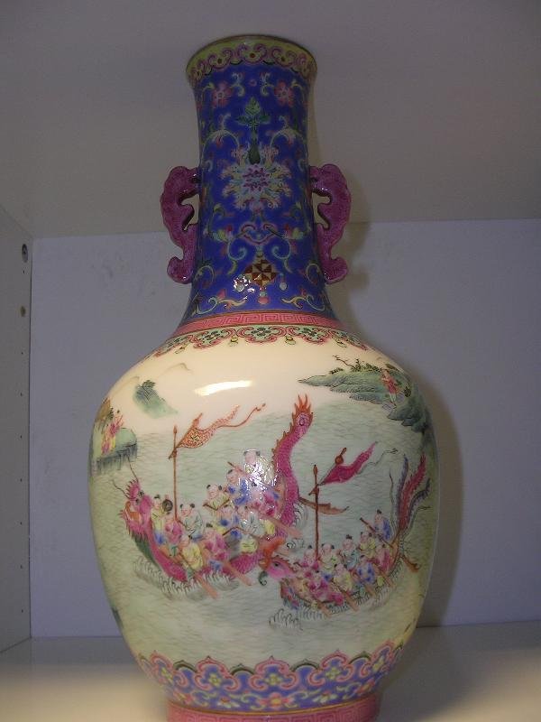 A CHINESE FAMILLE ROSE VASE - 2