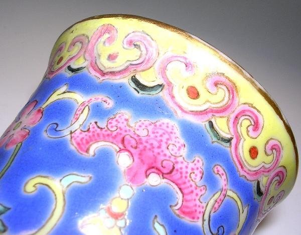 A CHINESE FAMILLE ROSE VASE - 5