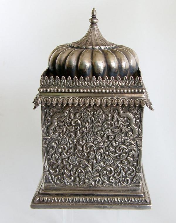 A LATE 19TH CENTURY INDIAN SILVER CADDY BOX