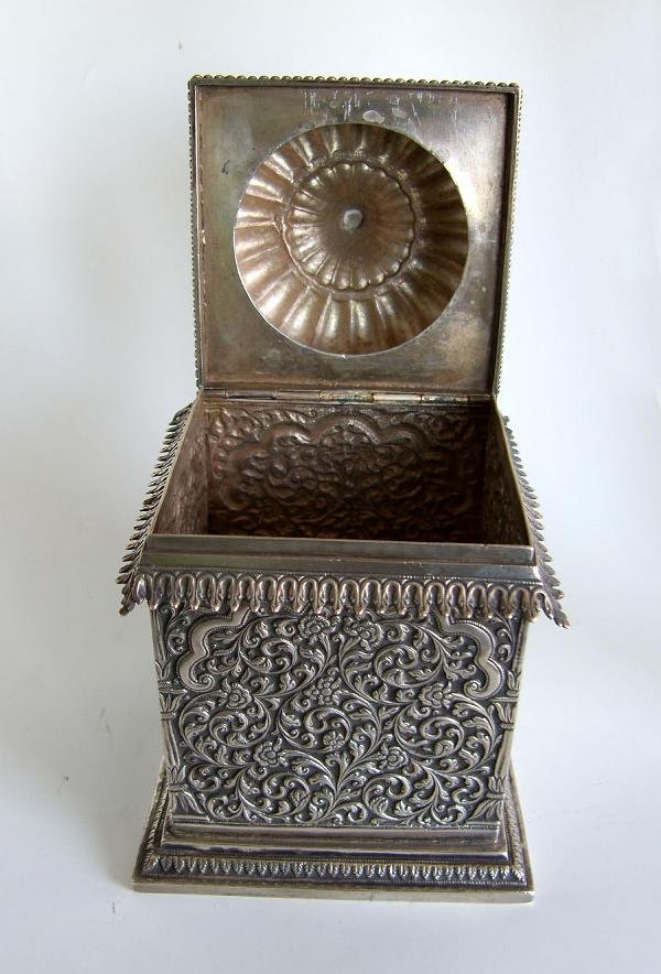 A LATE 19TH CENTURY INDIAN SILVER CADDY BOX - 2