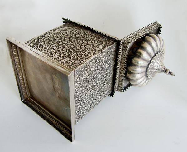 A LATE 19TH CENTURY INDIAN SILVER CADDY BOX - 3